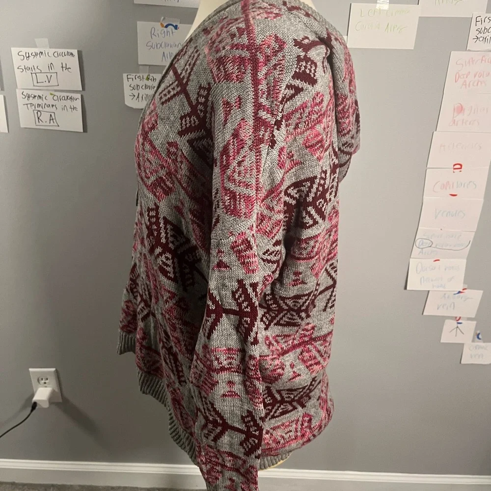 Women's Gray and‎ Pink Patterned Sweater Size Medium